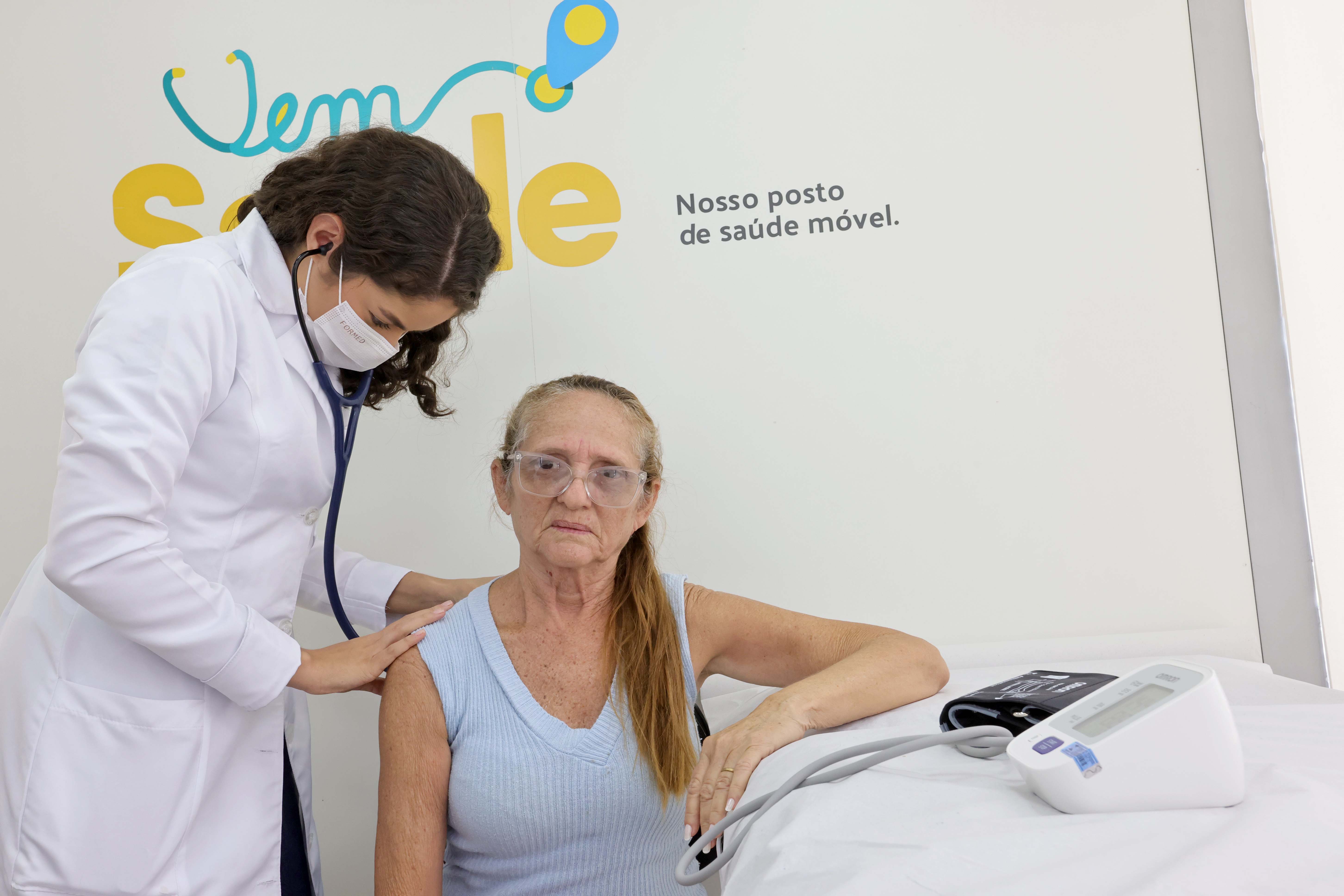Silvania Alves sendo examinada por uma médica